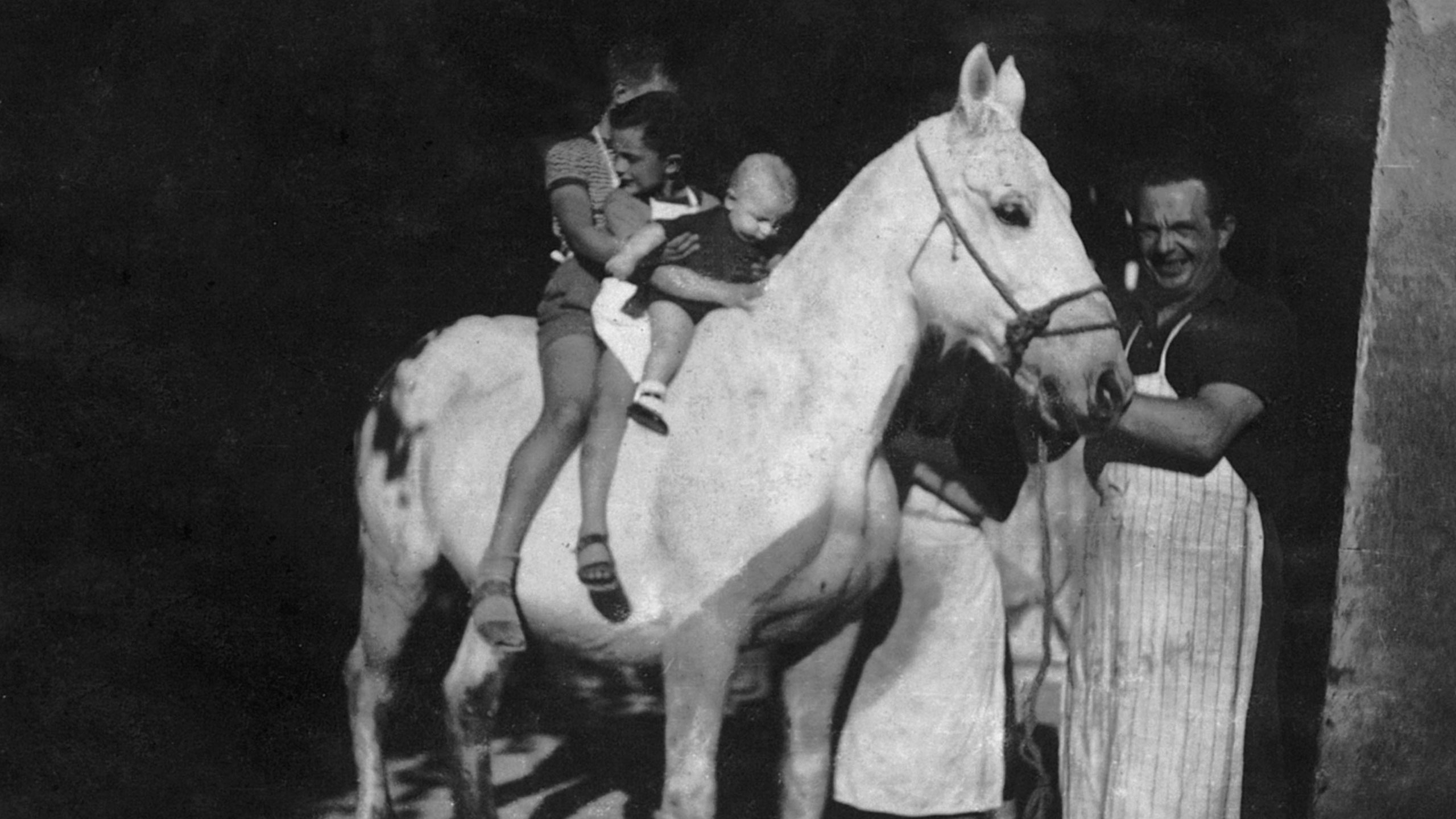 virginio masina sul cavallo in mezzo ai fratelli. Il padre Rinaldo Masina tiene le briglie del cavallo